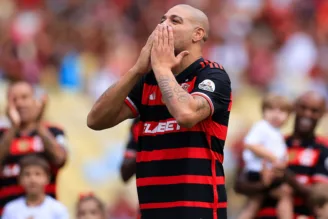 Adriano, em jogo de despedida no Flamengo