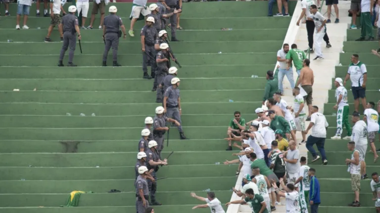 Guarani x Ponte Preta tem briga de torcida organizada e PM explica motivo: “Agrediram uma policial com voadora”