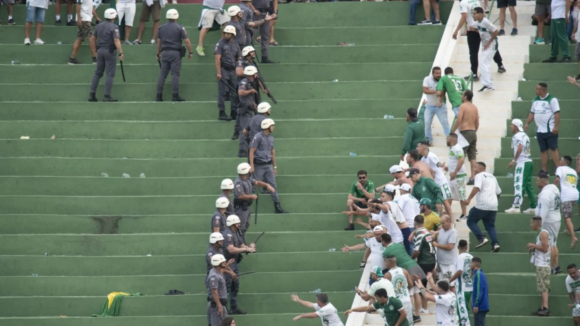 Guarani x Ponte Preta tem briga de torcida organizada e PM explica motivo: “Agrediram uma policial com voadora”