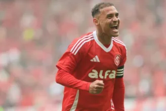 Alan Patrick comemora gol marcado contra o Ceará