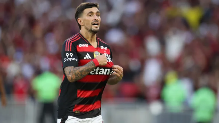 Flamengo reabre conversas com Arrascaeta por renovação e Nicola indica novo salário do meia: “Superior a R$ 2 milhões”