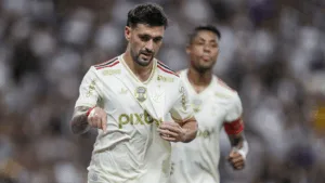 Vampeta decreta título do Flamengo no Brasileirão após fechamento da janela de contratações: “Belisca com certeza”