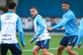 Arthur, em treinamento do Grêmio