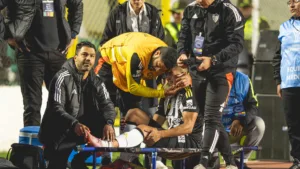 Cuello sai de ambulância após lesão e torcedores do Atlético-MG lamentam: “Já era essa temporada”; veja o lance