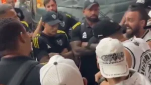 Organizadas do Atlético-MG cobram jogadores no aeroporto após nova derrota: “Aqui não é qualquer time”