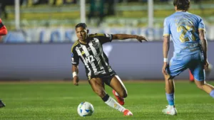 Cicinho aponta classificação tranquila do Atlético-MG em cima do Bolívar: “Faca e o queijo na mão”