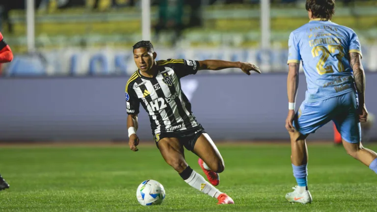 Cicinho aponta classificação tranquila do Atlético-MG em cima do Bolívar: “Faca e o queijo na mão”