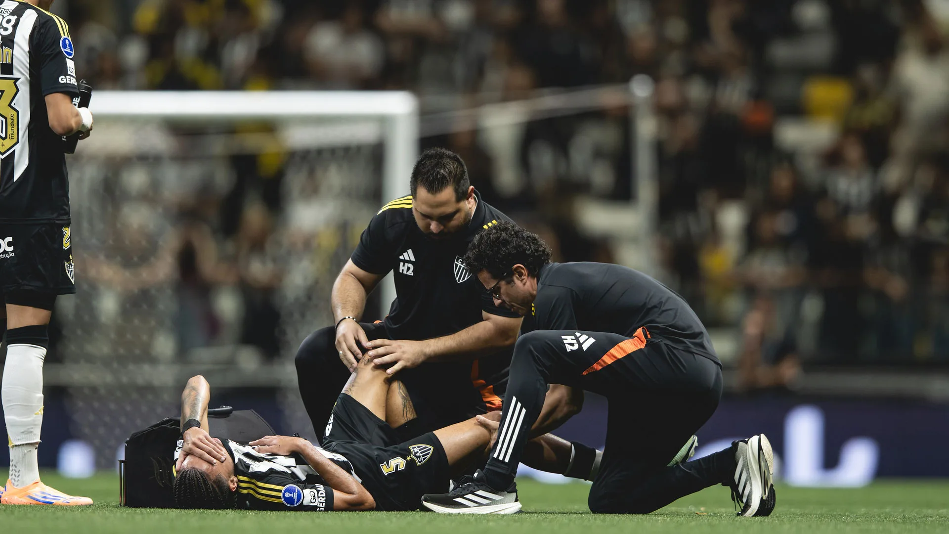 Atlético-MG confirma lesão de Alexsander e torcedores lamentam: “Único que sabe jogar bola no meio-campo”