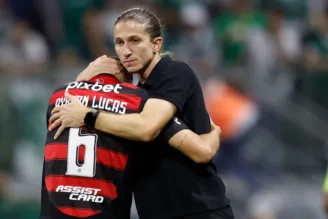 Ayrton Lucas comemora gol do Flamengo com Filipe Luís