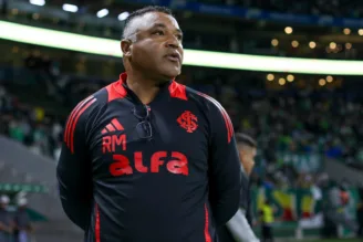 Roger Machado em ação pelo Internacional contra o Palmeiras