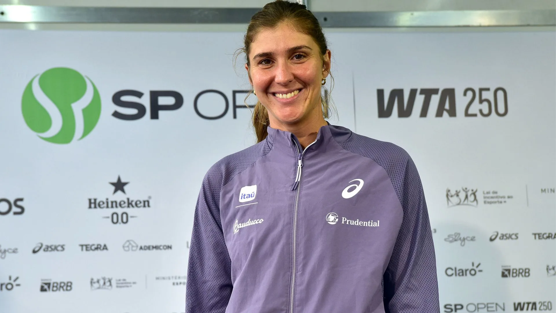 Bia Haddad chega para disputar o SP Open pensando em título e “fazer a diferença”