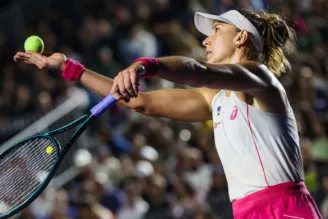 Bia Haddad saca em partida