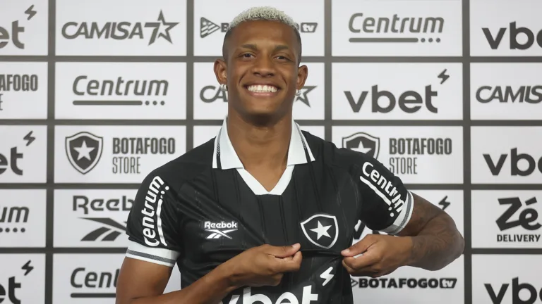 Botafogo tem a chegada de 11 reforços e Danilo e Arthur Cabral são os mais caros