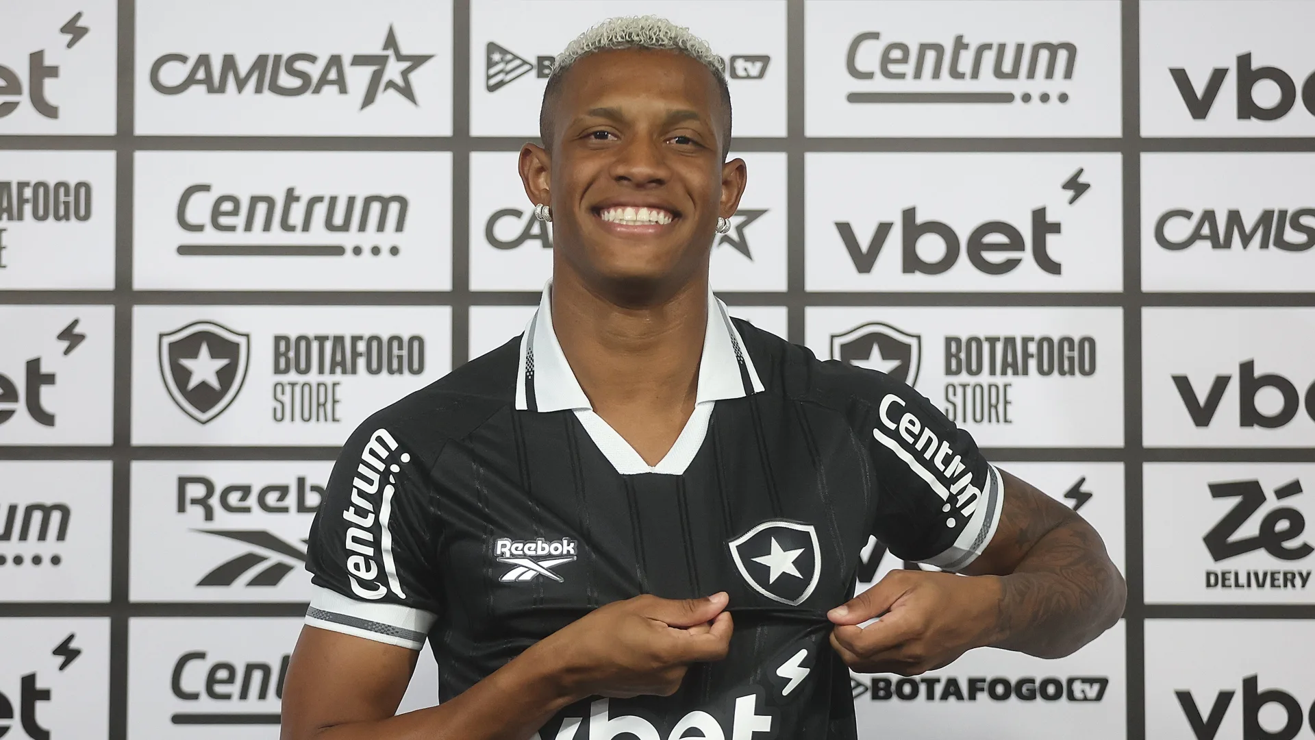 Botafogo tem a chegada de 11 reforços e Danilo e Arthur Cabral são os mais caros
