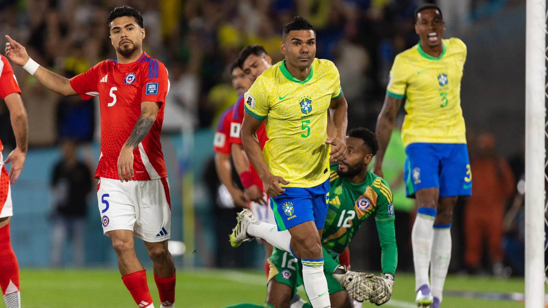 Torcedores se revoltam com pisão de Casemiro em Brasil x Chile: “Imagina na Copa do Mundo”