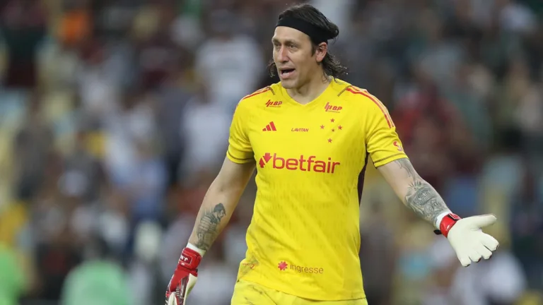 Cássio, do Cruzeiro, aponta a torcida mais chata de jogar contra no Brasil: “Quando estava no Corinthians era a do São Paulo”