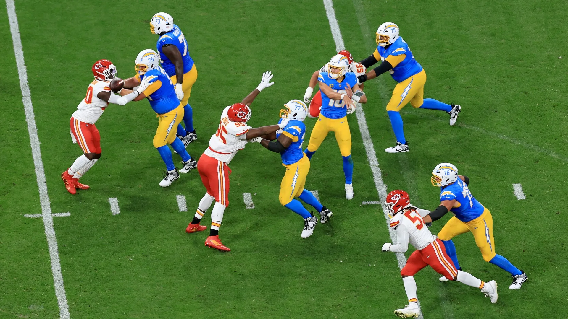 Chargers vencem Chiefs por 27 a 21 pela NFL em São Paulo, mas torcedores exaltam Patrick Mahomes