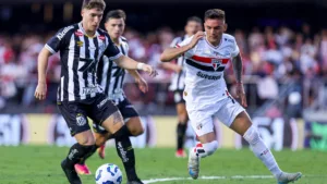 Cicinho defende mudanças na escalação e projeta vitória do São Paulo contra o Santos pelo Brasileirão: “Para não correr riscos”