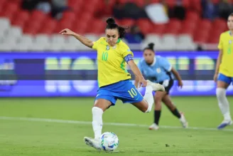 Marta atuando pela seleção brasileira feminina