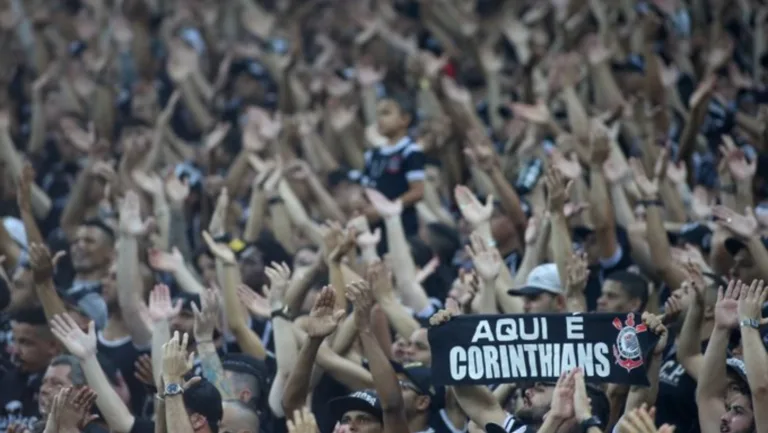 Vampeta argumenta que a torcida do Corinthians é a maior do Brasil: “Ajuda o clube que ama”