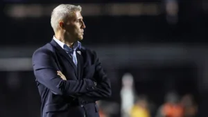 São Paulo é derrotado pelo Ceará no Brasileirão e torcedores incluem Crespo em “barca” para 2026: “Fazer a limpa”