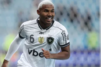 Cuiabano comemora gol em Grêmio x Botafogo