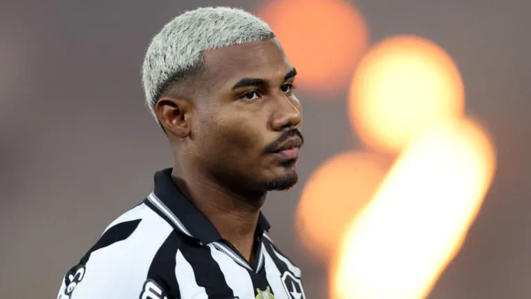 Torcedores do Botafogo se revoltam com venda de Cuiabano por R$ 38 milhões: “Preço de banana”