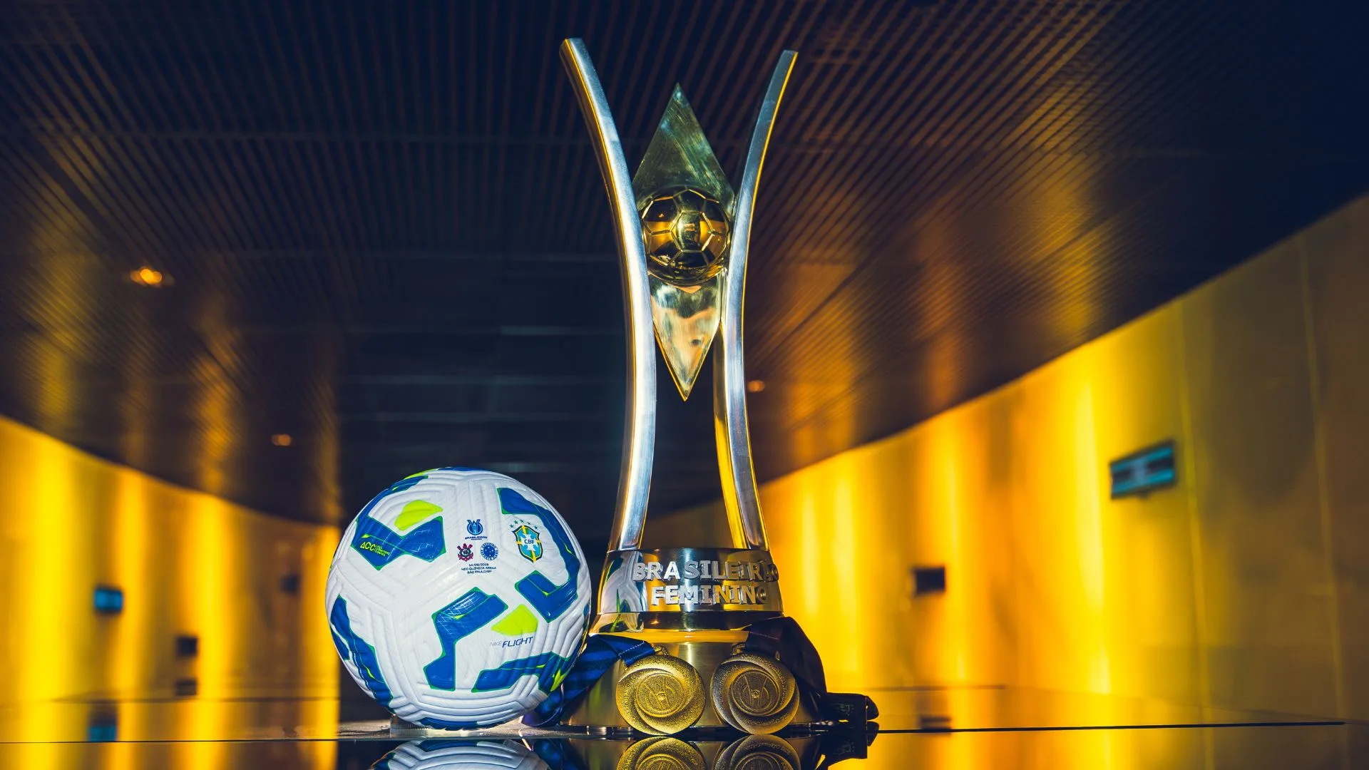 CBF apresenta troféu do Brasileirão Feminino; Cruzeiro e Corinthians estão na disputa