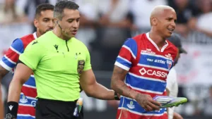 Deyverson faz graça em Fortaleza x Sport, pelo Brasileirão, e torcedores criticam: “Se perdeu no personagem”