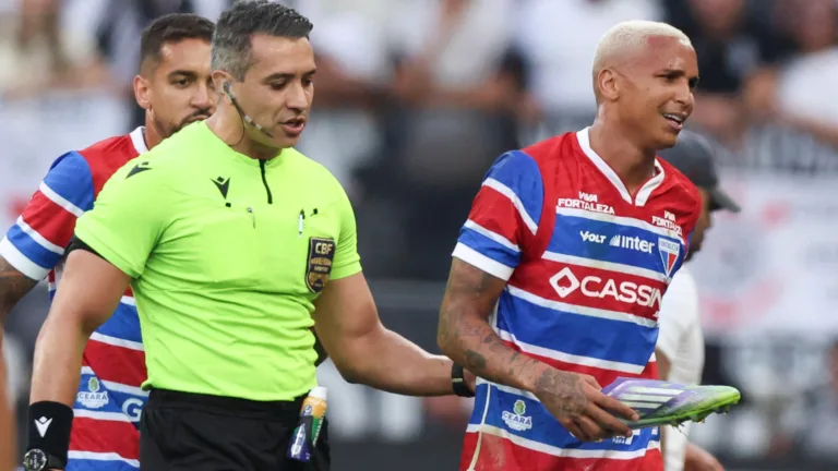 Deyverson faz graça em Fortaleza x Sport, pelo Brasileirão, e torcedores criticam: “Se perdeu no personagem”