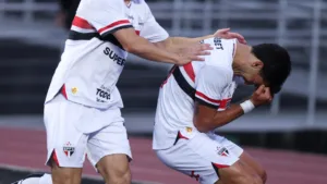 Dinenno faz gol, se emociona em São Paulo x Botafogo e torcedores cravam: “Já temos um 9”