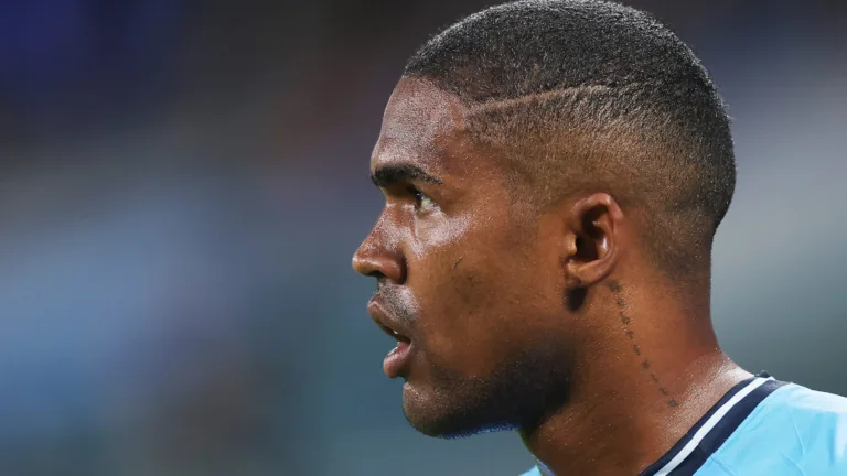 Douglas Costa quer voltar a jogar pelo Grêmio e torcedores fazem exigências: “Abre mão da dívida”