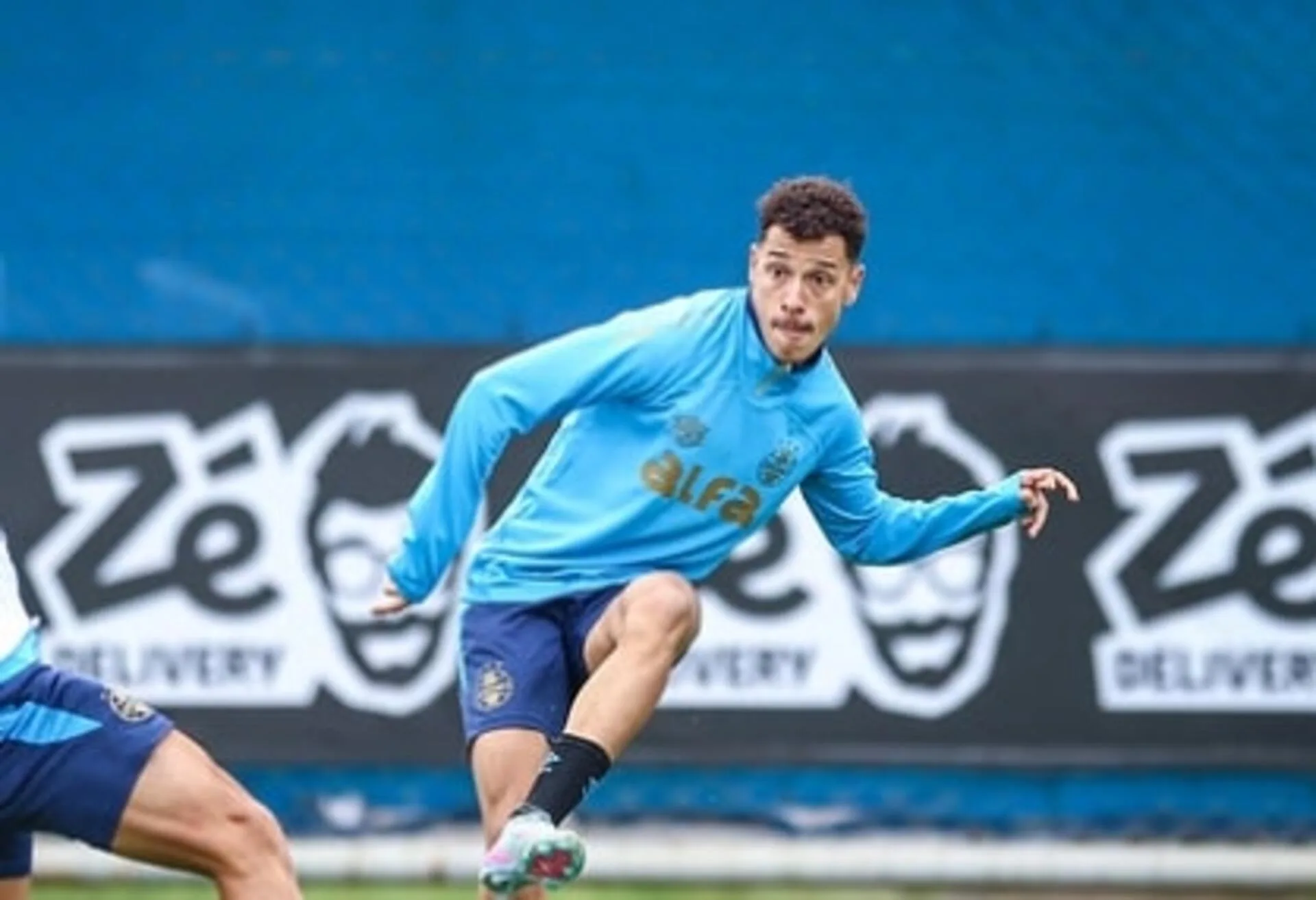 Torcedores do Grêmio repercutem belo gol do lateral-esquerdo Enzo em treinamento no CT: “Deixa o cara jogar”
