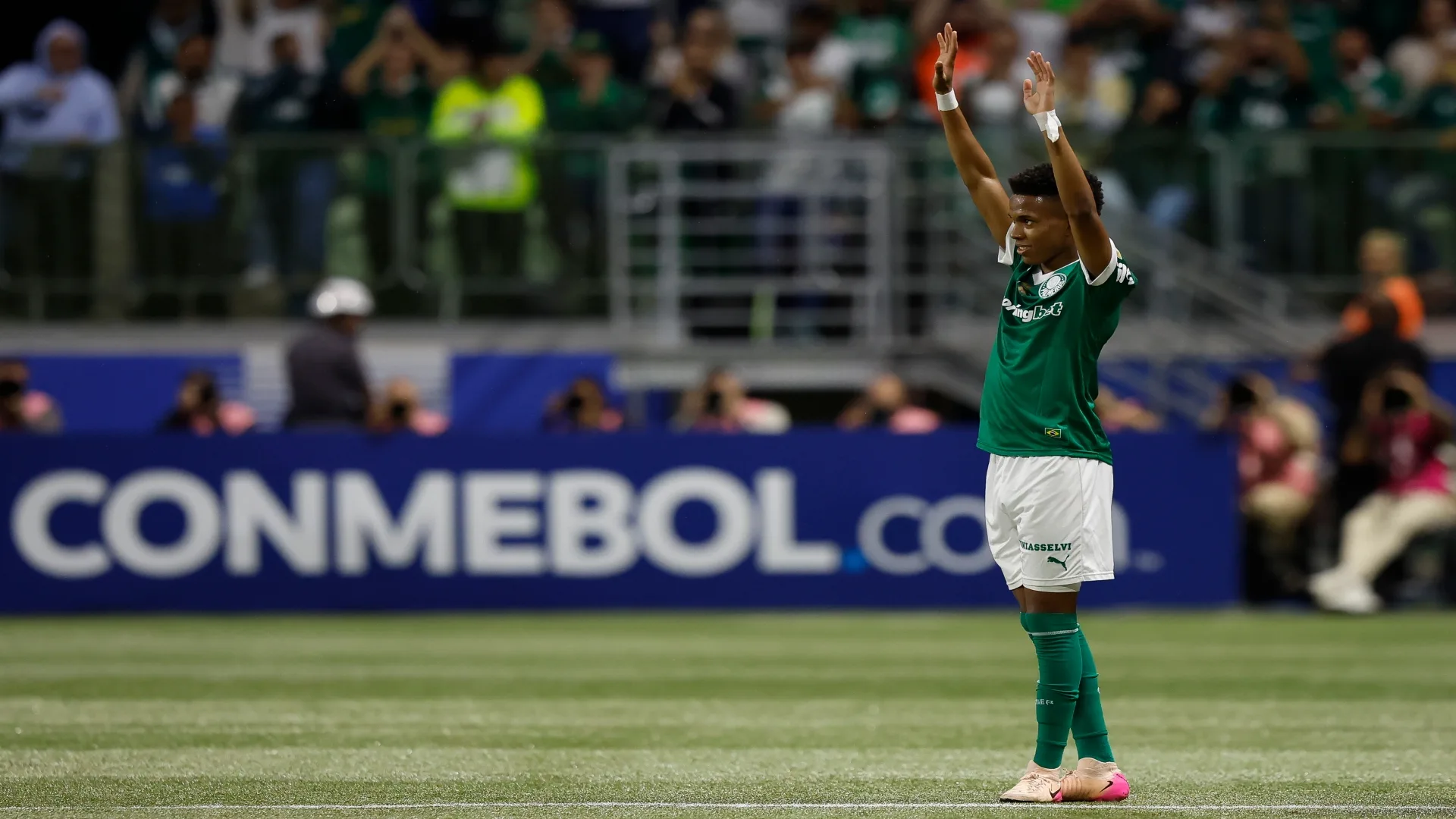 Palmeiras tem saída de nove jogadores no elenco e arrecada mais de R$ 700 milhões; Estêvão e Ríos são as baixas mais fortes