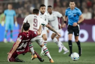 Everaldo disputa bola em Lanús x Fluminense