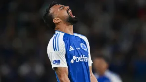 Torcedores vibram após Fabrício Bruno bater de frente com Hulk em Cruzeiro x Atlético-MG: “Jogador com personalidade”