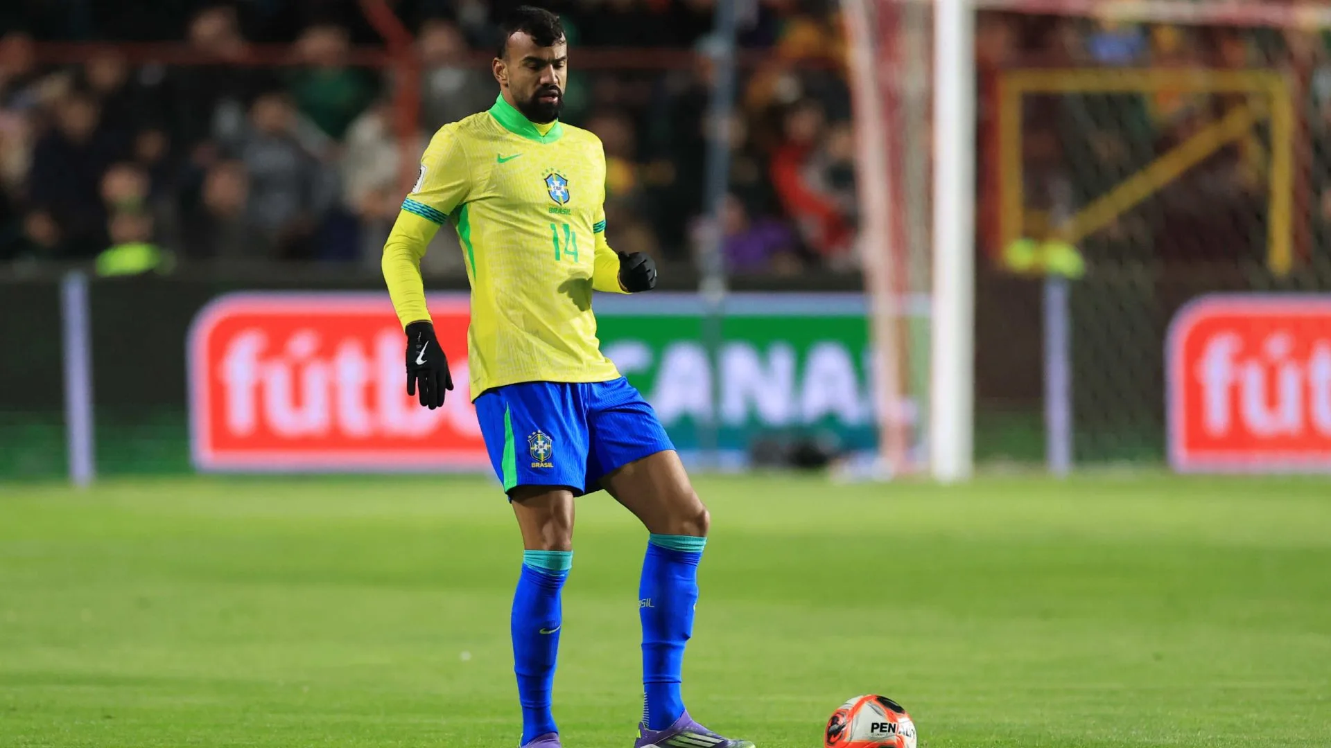 Torcedores se impressionam com pique de Fabrício Bruno na altitude da Bolívia: “Melhor zagueiro do Brasileirão”