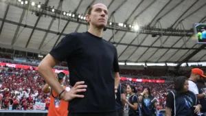 Filipe Luís fala sobre recusa ao Fenerbahçe e torcida do Flamengo elogia postura: “É um homem de palavra”