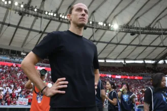 Filipe Luís comanda o Flamengo no Maracanã