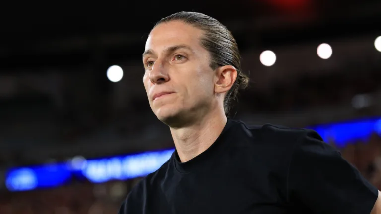 Filipe Luís sobe o tom ao detonar arrogância do árbitro de Flamengo x Estudiantes: “É uma prepotência extrema”
