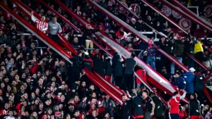 Torcedores do Estudiantes surpreendem elenco do Flamengo e causa revolta: “A resposta será em campo”