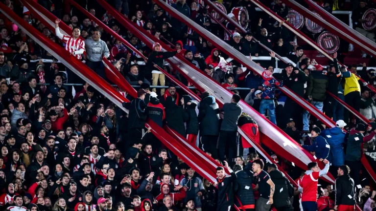 Torcedores do Estudiantes surpreendem elenco do Flamengo e causa revolta: “A resposta será em campo”