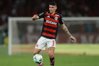 Ayrton Lucas foi alvo de torcedores do Flamengo