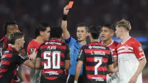Luxemburgo diz que expulsão de Gonzalo Plata no Flamengo x Estudiantes foi correta: “Claro que foi simulação”