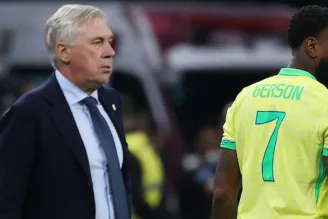 Gerson, ao lado de Ancelotti, em jogo da seleção brasileira