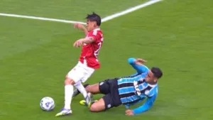 Torcida do Grêmio se revolta com pênalti que abriu placar para o Internacional no Gre-Nal: “Isso é acabar com o futebol”