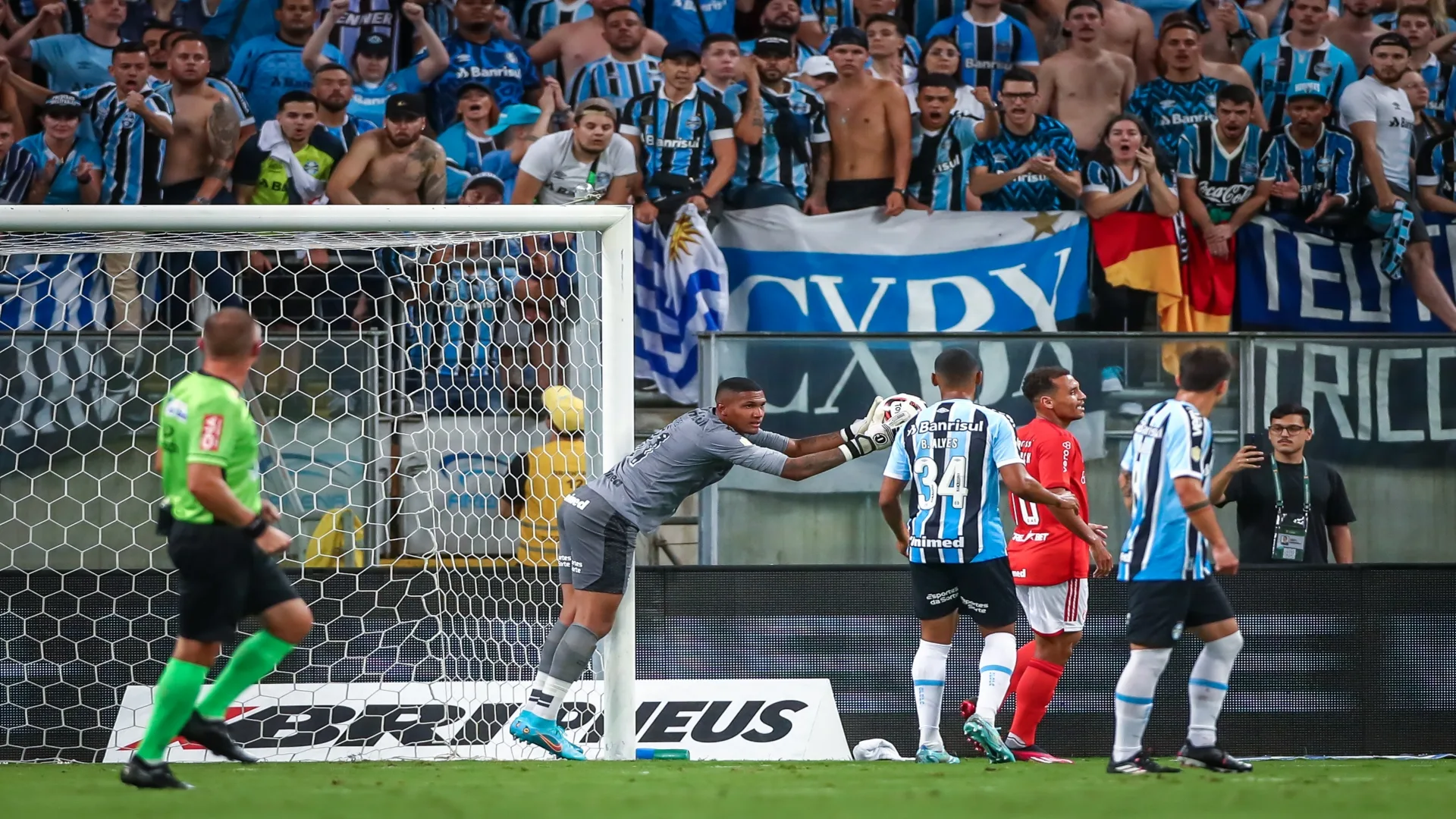 Renata Fan cobra vitória do Internacional no Gre-Nal do Brasileirão e faz alerta: “Que hora errada”