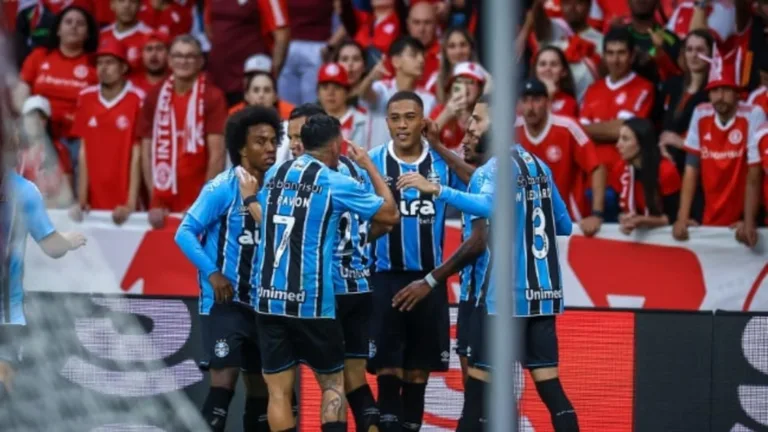 Grêmio supera três pênaltis e expulsão para vencer o Gre-Nal no Beira-Rio e crescer na tabela; Willian é destaque