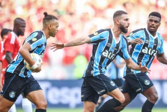 Jogadores do Grêmio comemoram gol contra o Internacional