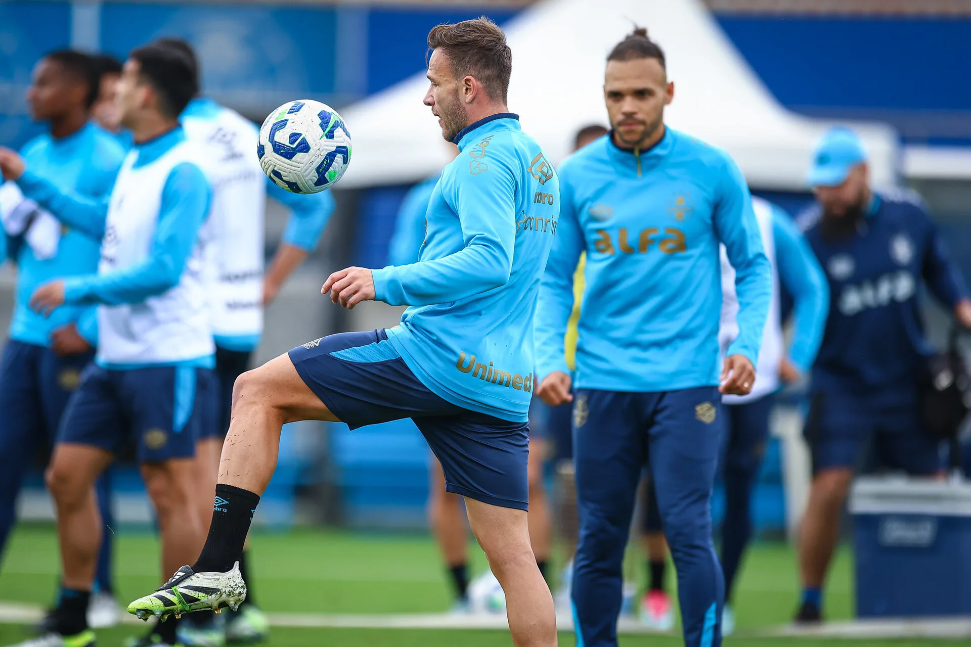 Marcelo De Bona ‘escala’ Grêmio ideal com Cuéllar, Dodi e Arthur no meio de campo: “Fica nítido o incremento de qualidade”